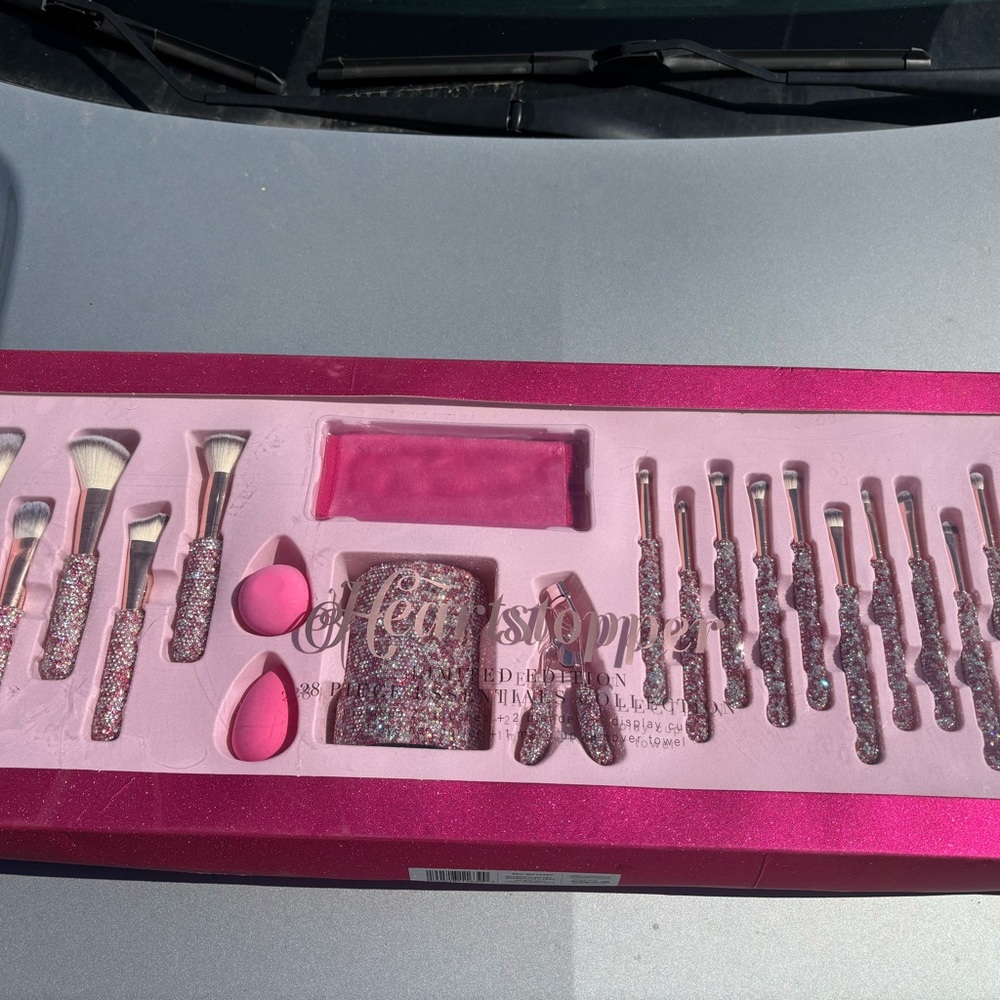 GET IT BEFORE HOLIDAY SEASON!! Sparkling Pink Makeup Brush Set